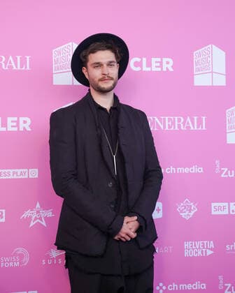 25 05 2022, Zug, Bossard Arena, Swiss Music Awards, Titian Â ZIANÂ Hugenschmidt on the red carpet Zug Bossard Arena Zug Switzerland  Copyright: xJustPictures.ch DanielaxPorcellix
