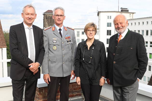 Hanover, Leibniz Ring award ceremony for Brigadier General Jens Alt, from left Lutz Marmor, Brigadier General Jens Alt, Annegret Kamp Karrenbauer, Jürgen Köster,