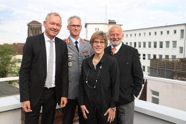 Hanover, Leibniz Ring award ceremony for Brigadier General Jens Alt, from left Lutz Marmor, Brigadier General Jens Alt, Annegret Kamp Karrenbauer, Jürgen Köster,