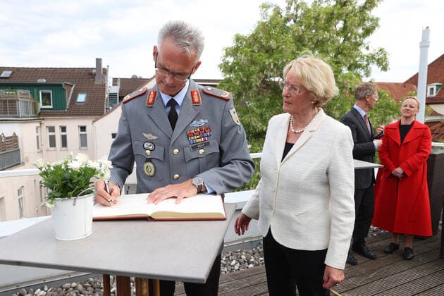 Hanover, Leibniz Ring Award to Brigadier General Jens Alt, Brigadier General Jens Alt,, Eske Nannen,