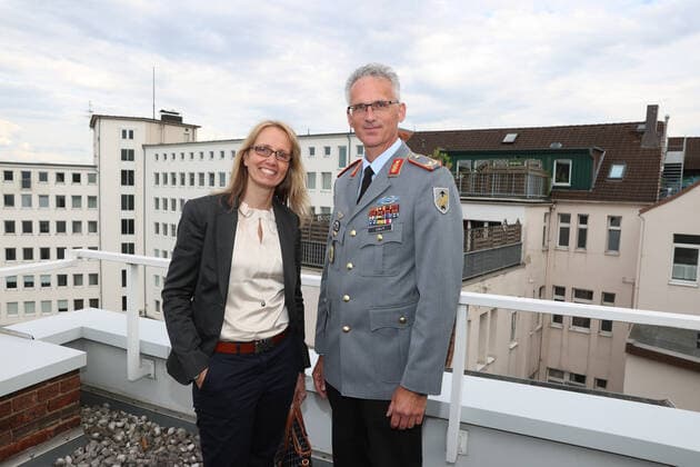 Hanover, Leibniz Ring Award to Brigadier General Jens Alt, Goldsmith Andrea Spielmeyer Brigadier General Jens Alt,