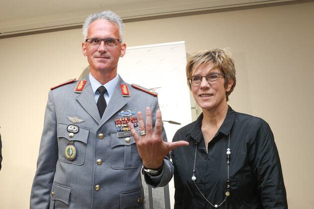 Hanover, Leibniz Ring award ceremony for Brigadier General Jens Alt, from left Lutz Marmor, Brigadier General Jens Alt, Annegret Kamp Karrenbauer, Jürgen Köster,