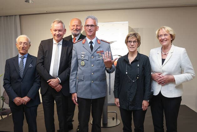 Hanover, Leibniz Ring award to Brigadier General Jens Alt, from left Prof Dr Madjid Samii , Lutz Marmor, Jürgen Köster, Brigadier General Jens Alt, Annegret Kamp Karrenbauer, Jürgen Köster, Eske Nannen,