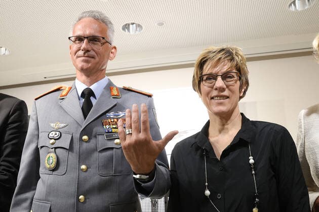 Hanover, Leibniz Ring award ceremony for Brigadier General Jens Alt, from left Lutz Marmor, Brigadier General Jens Alt, Annegret Kamp Karrenbauer, Jürgen Köster,