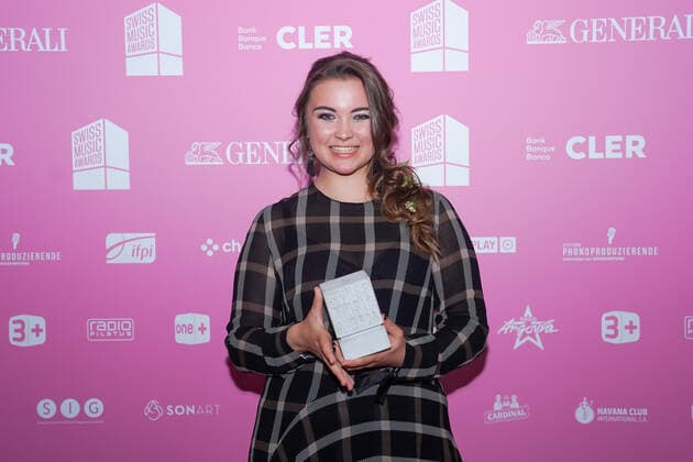 25 05 2022, Zug, Bossard Arena, Swiss Music Awards, Joya Marleen Schedler wins the best female act Zug Bossard Arena Zug Switzerland  Copyright: xJustPictures.ch DanielaxPorcellix