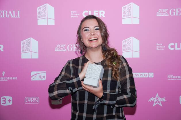 25 05 2022, Zug, Bossard Arena, Swiss Music Awards, Joya Marleen Schedler wins the best female act Zug Bossard Arena Zug Switzerland  Copyright: xJustPictures.ch DanielaxPorcellix