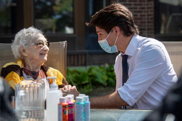 May 25, 2022, Saskatoon, SK, CAN: Prime Minister Justin Trudeau speaks with resident Lucille Marcotte at a media event at St. AnnöÄÃ s Senior CitizensöÄÃ Village in Saskatoon, Wednesday, May 25, 2022. Saskatoon CAN  - ZUMAc35_ 20220525_zaf_c35_062 Copyright: xLiamxRichardsx