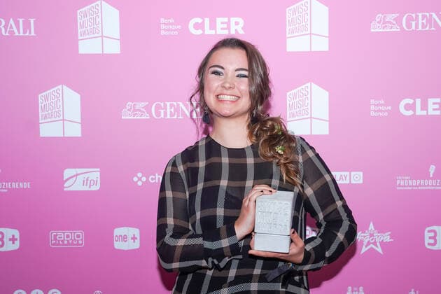 25 05 2022, Zug, Bossard Arena, Swiss Music Awards, Joya Marleen Schedler wins the best female act Zug Bossard Arena Zug Switzerland  Copyright: xJustPictures.ch DanielaxPorcellix