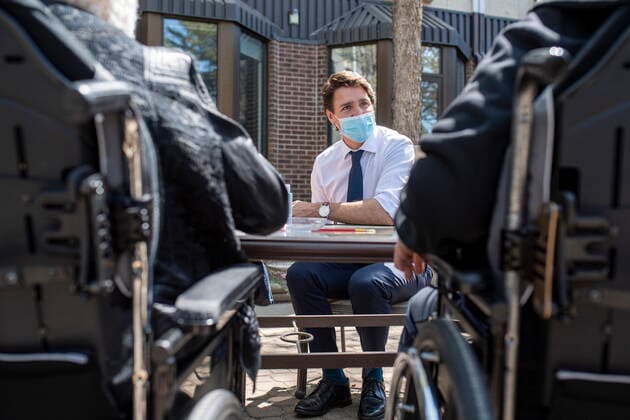 May 25, 2022, Saskatoon, SK, CAN: Prime Minister Justin Trudeau speaks with residents.. at a media event at St. AnnöÄÃ s Senior CitizensöÄÃ Village in Saskatoon, Wednesday, May 25, 2022. Saskatoon CAN  - ZUMAc35_ 20220525_zaf_c35_063 Copyright: xLiamxRichardsx