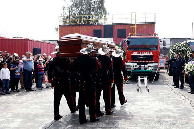 Raúl Esquivel Carbajal Died At 77, Posthumous Tribute MEXICO CITY, MEXICO - MAY 25, 2022: Firefighters take part during posthumous tribute in a funeral of the Chief Vulcan Raúl Esquivel Carbajal, died at 77, was a firefighter with 49 years save lives at Mexico City s Central Fire Station. On May 25, 2022 In Mexico City, Mexico. (Photo by Luis Barron Eyepix Group) Copyright: xLuisxBarronx xEyepixxGroupx EYEPIX_LB_25052022_62366