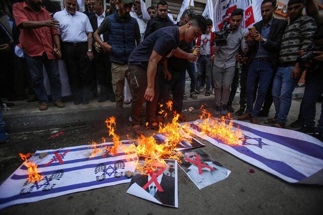 News Themen der Woche KW21 News Bilder des Tages May 25, 2022, Gaza, Palestine: Palestinians burn Israeli flags and portraits of Israeli officials (Naftali Bennett, Prime Minister of Israel, Benjamin Gantz, Alternate Prime Minister of Israel and Defence minister and Aviv Kochavi the commander of Israel s army) during the protest. Palestinian factions organised a protest against What Israel calls Jerusalem Day Flag March that will take place in Jerusalem close to the Islamic neighbourhoods on the following Sunday of the 29th May 2022 in Gaza City. Gaza Palestine - ZUMAs197 20220525_zaa_s197_064 Copyright: xAhmedxZakotx
