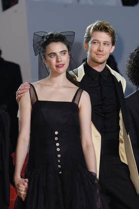 75th Cannes Film Festival 2022, red carpet Stars At Noon Pictured: Joe Alwyn, Margaret Qualley  Copyright: xManuelexMangiarottix xipa-agencyx xVeneziax2020x