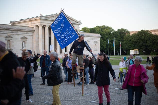 700 Corona Leugner*innen demonstrieren in München Aktivist*innen tanzen. Ca. 700 Corona Leugner*innen, christliche Fundamentalist*innen, Impfverweigerer, Verschwörungsideolog*innen und Maßnahmengegner*innen versammelten sich am 25.5.2022 in München, um mit München steht auf zu demonstrieren. Auch heute gab es wiederholte tätliche Angriffe auf Pressevertreter*innen. -- Activists dance. About 700 covid deniers, christian fundamentalists, Anti-Vaxxers, conspiracy ideologists and anti measures activists gathered on May 25, 2022 in Munich, Germany to protest. Again there were multiple attacks against journalists. München Bayern Deutschland Copyright: xLorenzoxFilippuccix