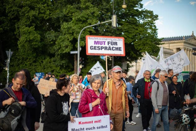 700 Corona Leugner*innen demonstrieren in München Ca. 700 Corona Leugner*innen, christliche Fundamentalist*innen, Impfverweigerer, Verschwörungsideolog*innen und Maßnahmengegner*innen versammelten sich am 25.5.2022 in München, um mit München steht auf zu demonstrieren. Auch heute gab es wiederholte tätliche Angriffe auf Pressevertreter*innen. -- About 700 covid deniers, christian fundamentalists, Anti-Vaxxers, conspiracy ideologists and anti measures activists gathered on May 25, 2022 in Munich, Germany to protest. Again there were multiple attacks against journalists. München Bayern Deutschland Copyright: xLorenzoxFilippuccix