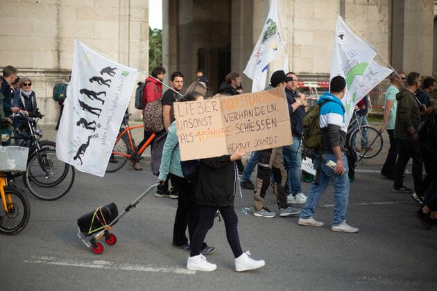 700 Corona Leugner*innen demonstrieren in München Ca. 700 Corona Leugner*innen, christliche Fundamentalist*innen, Impfverweigerer, Verschwörungsideolog*innen und Maßnahmengegner*innen versammelten sich am 25.5.2022 in München, um mit München steht auf zu demonstrieren. Auch heute gab es wiederholte tätliche Angriffe auf Pressevertreter*innen. -- About 700 covid deniers, christian fundamentalists, Anti-Vaxxers, conspiracy ideologists and anti measures activists gathered on May 25, 2022 in Munich, Germany to protest. Again there were multiple attacks against journalists. München Bayern Deutschland Copyright: xLorenzoxFilippuccix
