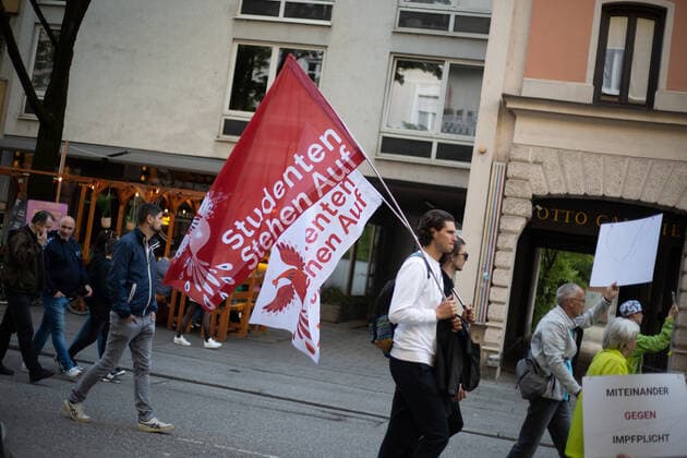 700 Corona Leugner*innen demonstrieren in München Ca. 700 Corona Leugner*innen, christliche Fundamentalist*innen, Impfverweigerer, Verschwörungsideolog*innen und Maßnahmengegner*innen versammelten sich am 25.5.2022 in München, um mit München steht auf zu demonstrieren. Auch heute gab es wiederholte tätliche Angriffe auf Pressevertreter*innen. -- About 700 covid deniers, christian fundamentalists, Anti-Vaxxers, conspiracy ideologists and anti measures activists gathered on May 25, 2022 in Munich, Germany to protest. Again there were multiple attacks against journalists. München Bayern Deutschland Copyright: xLorenzoxFilippuccix