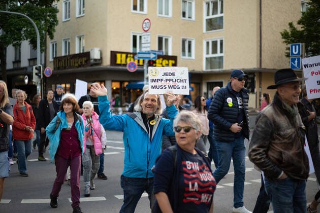 700 Corona Leugner*innen demonstrieren in München Ca. 700 Corona Leugner*innen, christliche Fundamentalist*innen, Impfverweigerer, Verschwörungsideolog*innen und Maßnahmengegner*innen versammelten sich am 25.5.2022 in München, um mit München steht auf zu demonstrieren. Auch heute gab es wiederholte tätliche Angriffe auf Pressevertreter*innen. -- About 700 covid deniers, christian fundamentalists, Anti-Vaxxers, conspiracy ideologists and anti measures activists gathered on May 25, 2022 in Munich, Germany to protest. Again there were multiple attacks against journalists. München Bayern Deutschland Copyright: xLorenzoxFilippuccix