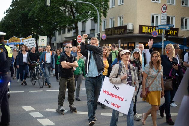 700 Corona Leugner*innen demonstrieren in München Ca. 700 Corona Leugner*innen, christliche Fundamentalist*innen, Impfverweigerer, Verschwörungsideolog*innen und Maßnahmengegner*innen versammelten sich am 25.5.2022 in München, um mit München steht auf zu demonstrieren. Auch heute gab es wiederholte tätliche Angriffe auf Pressevertreter*innen. -- About 700 covid deniers, christian fundamentalists, Anti-Vaxxers, conspiracy ideologists and anti measures activists gathered on May 25, 2022 in Munich, Germany to protest. Again there were multiple attacks against journalists. München Bayern Deutschland Copyright: xLorenzoxFilippuccix