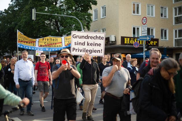 700 Corona Leugner*innen demonstrieren in München Ca. 700 Corona Leugner*innen, christliche Fundamentalist*innen, Impfverweigerer, Verschwörungsideolog*innen und Maßnahmengegner*innen versammelten sich am 25.5.2022 in München, um mit München steht auf zu demonstrieren. Auch heute gab es wiederholte tätliche Angriffe auf Pressevertreter*innen. -- About 700 covid deniers, christian fundamentalists, Anti-Vaxxers, conspiracy ideologists and anti measures activists gathered on May 25, 2022 in Munich, Germany to protest. Again there were multiple attacks against journalists. München Bayern Deutschland Copyright: xLorenzoxFilippuccix