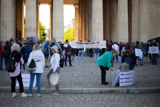 700 Corona Leugner*innen demonstrieren in München Ca. 700 Corona Leugner*innen, christliche Fundamentalist*innen, Impfverweigerer, Verschwörungsideolog*innen und Maßnahmengegner*innen versammelten sich am 25.5.2022 in München, um mit München steht auf zu demonstrieren. Auch heute gab es wiederholte tätliche Angriffe auf Pressevertreter*innen. -- About 700 covid deniers, christian fundamentalists, Anti-Vaxxers, conspiracy ideologists and anti measures activists gathered on May 25, 2022 in Munich, Germany to protest. Again there were multiple attacks against journalists. München Bayern Deutschland Copyright: xLorenzoxFilippuccix