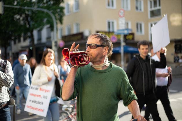 700 Corona Leugner*innen demonstrieren in München Ca. 700 Corona Leugner*innen, christliche Fundamentalist*innen, Impfverweigerer, Verschwörungsideolog*innen und Maßnahmengegner*innen versammelten sich am 25.5.2022 in München, um mit München steht auf zu demonstrieren. Auch heute gab es wiederholte tätliche Angriffe auf Pressevertreter*innen. -- About 700 covid deniers, christian fundamentalists, Anti-Vaxxers, conspiracy ideologists and anti measures activists gathered on May 25, 2022 in Munich, Germany to protest. Again there were multiple attacks against journalists. München Bayern Deutschland Copyright: xLorenzoxFilippuccix