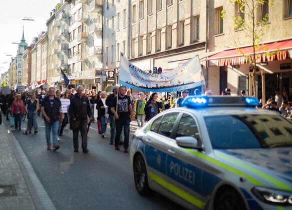 700 Corona Leugner*innen demonstrieren in München Ca. 700 Corona Leugner*innen, christliche Fundamentalist*innen, Impfverweigerer, Verschwörungsideolog*innen und Maßnahmengegner*innen versammelten sich am 25.5.2022 in München, um mit München steht auf zu demonstrieren. Auch heute gab es wiederholte tätliche Angriffe auf Pressevertreter*innen. -- About 700 covid deniers, christian fundamentalists, Anti-Vaxxers, conspiracy ideologists and anti measures activists gathered on May 25, 2022 in Munich, Germany to protest. Again there were multiple attacks against journalists. München Bayern Deutschland Copyright: xLorenzoxFilippuccix
