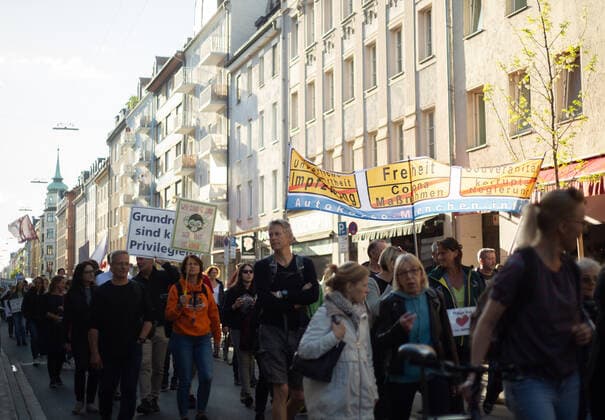 700 Corona Leugner*innen demonstrieren in München Ca. 700 Corona Leugner*innen, christliche Fundamentalist*innen, Impfverweigerer, Verschwörungsideolog*innen und Maßnahmengegner*innen versammelten sich am 25.5.2022 in München, um mit München steht auf zu demonstrieren. Auch heute gab es wiederholte tätliche Angriffe auf Pressevertreter*innen. -- About 700 covid deniers, christian fundamentalists, Anti-Vaxxers, conspiracy ideologists and anti measures activists gathered on May 25, 2022 in Munich, Germany to protest. Again there were multiple attacks against journalists. München Bayern Deutschland Copyright: xLorenzoxFilippuccix