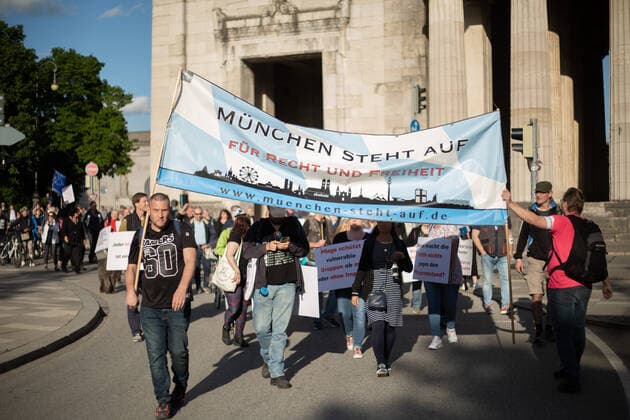 700 Corona Leugner*innen demonstrieren in München Ca. 700 Corona Leugner*innen, christliche Fundamentalist*innen, Impfverweigerer, Verschwörungsideolog*innen und Maßnahmengegner*innen versammelten sich am 25.5.2022 in München, um mit München steht auf zu demonstrieren. Auch heute gab es wiederholte tätliche Angriffe auf Pressevertreter*innen. -- About 700 covid deniers, christian fundamentalists, Anti-Vaxxers, conspiracy ideologists and anti measures activists gathered on May 25, 2022 in Munich, Germany to protest. Again there were multiple attacks against journalists. München Bayern Deutschland Copyright: xLorenzoxFilippuccix