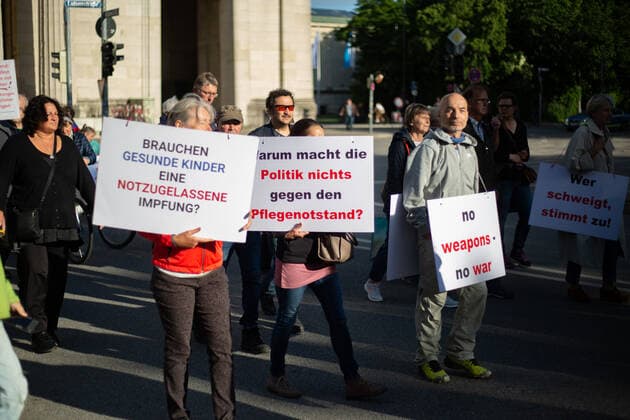 700 Corona Leugner*innen demonstrieren in München Ca. 700 Corona Leugner*innen, christliche Fundamentalist*innen, Impfverweigerer, Verschwörungsideolog*innen und Maßnahmengegner*innen versammelten sich am 25.5.2022 in München, um mit München steht auf zu demonstrieren. Auch heute gab es wiederholte tätliche Angriffe auf Pressevertreter*innen. -- About 700 covid deniers, christian fundamentalists, Anti-Vaxxers, conspiracy ideologists and anti measures activists gathered on May 25, 2022 in Munich, Germany to protest. Again there were multiple attacks against journalists. München Bayern Deutschland Copyright: xLorenzoxFilippuccix