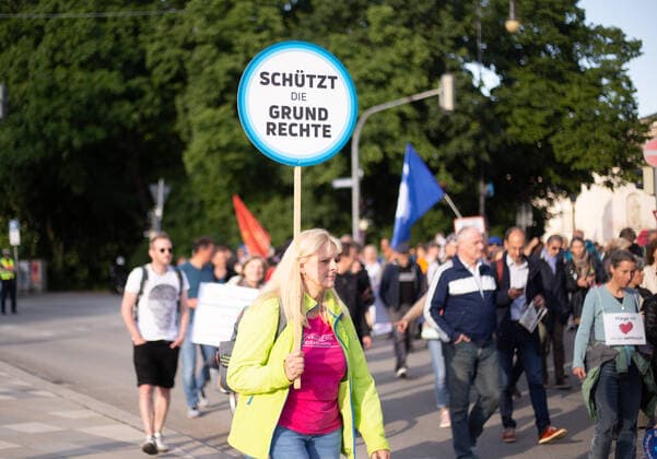 700 Corona Leugner*innen demonstrieren in München Ca. 700 Corona Leugner*innen, christliche Fundamentalist*innen, Impfverweigerer, Verschwörungsideolog*innen und Maßnahmengegner*innen versammelten sich am 25.5.2022 in München, um mit München steht auf zu demonstrieren. Auch heute gab es wiederholte tätliche Angriffe auf Pressevertreter*innen. -- About 700 covid deniers, christian fundamentalists, Anti-Vaxxers, conspiracy ideologists and anti measures activists gathered on May 25, 2022 in Munich, Germany to protest. Again there were multiple attacks against journalists. München Bayern Deutschland Copyright: xLorenzoxFilippuccix