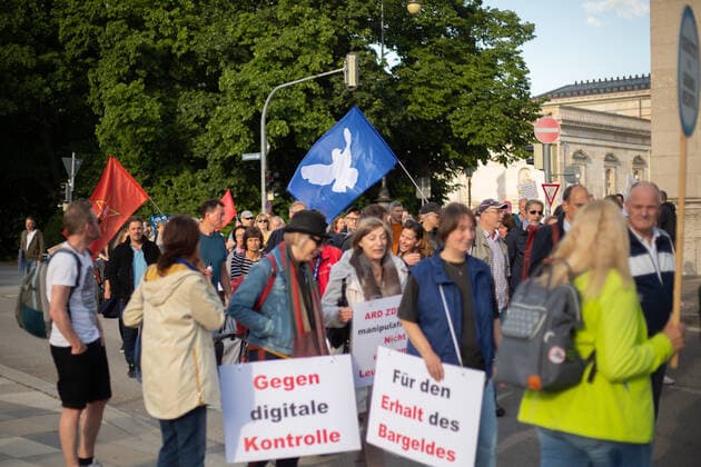 700 Corona Leugner*innen demonstrieren in München Ca. 700 Corona Leugner*innen, christliche Fundamentalist*innen, Impfverweigerer, Verschwörungsideolog*innen und Maßnahmengegner*innen versammelten sich am 25.5.2022 in München, um mit München steht auf zu demonstrieren. Auch heute gab es wiederholte tätliche Angriffe auf Pressevertreter*innen. -- About 700 covid deniers, christian fundamentalists, Anti-Vaxxers, conspiracy ideologists and anti measures activists gathered on May 25, 2022 in Munich, Germany to protest. Again there were multiple attacks against journalists. München Bayern Deutschland Copyright: xLorenzoxFilippuccix