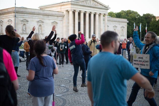 700 Corona Leugner*innen demonstrieren in München Aktivist*innen tanzen. Ca. 700 Corona Leugner*innen, christliche Fundamentalist*innen, Impfverweigerer, Verschwörungsideolog*innen und Maßnahmengegner*innen versammelten sich am 25.5.2022 in München, um mit München steht auf zu demonstrieren. Auch heute gab es wiederholte tätliche Angriffe auf Pressevertreter*innen. -- Activists dance. About 700 covid deniers, christian fundamentalists, Anti-Vaxxers, conspiracy ideologists and anti measures activists gathered on May 25, 2022 in Munich, Germany to protest. Again there were multiple attacks against journalists. München Bayern Deutschland Copyright: xLorenzoxFilippuccix
