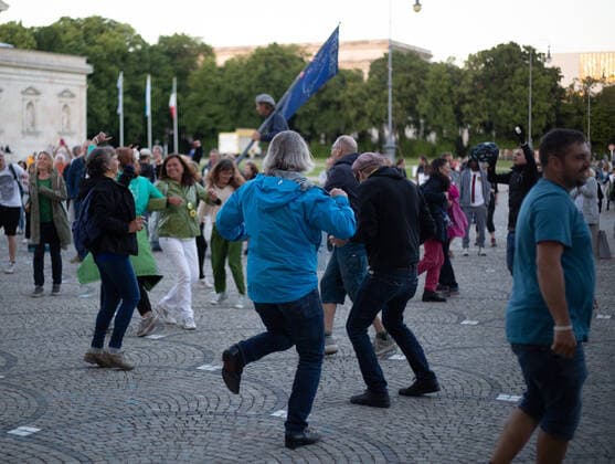 700 Corona Leugner*innen demonstrieren in München Aktivist*innen tanzen. Ca. 700 Corona Leugner*innen, christliche Fundamentalist*innen, Impfverweigerer, Verschwörungsideolog*innen und Maßnahmengegner*innen versammelten sich am 25.5.2022 in München, um mit München steht auf zu demonstrieren. Auch heute gab es wiederholte tätliche Angriffe auf Pressevertreter*innen. -- Activists dance. About 700 covid deniers, christian fundamentalists, Anti-Vaxxers, conspiracy ideologists and anti measures activists gathered on May 25, 2022 in Munich, Germany to protest. Again there were multiple attacks against journalists. München Bayern Deutschland Copyright: xLorenzoxFilippuccix