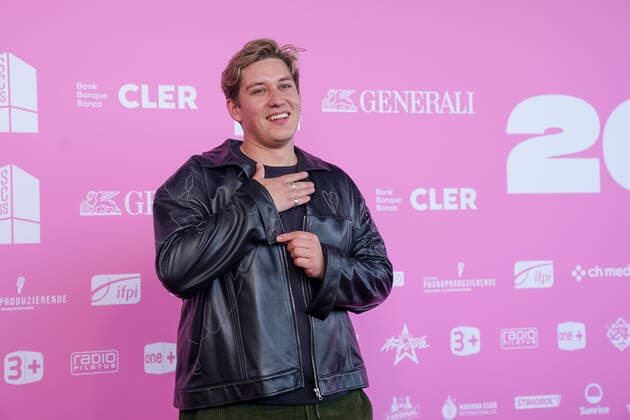 25 05 2022, Zug, Bossard Arena, Swiss Music Awards, swiss musician and ESC 2022 participant Marius Hügli Bear on the red carpet Zug Bossard Arena Zug Switzerland  Copyright: xJustPictures.ch DanielaxPorcellix