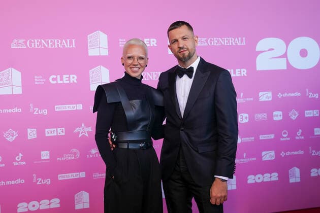 25 05 2022, Zug, Bossard Arena, Swiss Music Awards, swiss singer Stefanie Heinzmann left and Andres Andrekson Stress on the red carpet Bossard Arena Zug Switzerland  Copyright: xJustPictures.ch DanielaxPorcellix