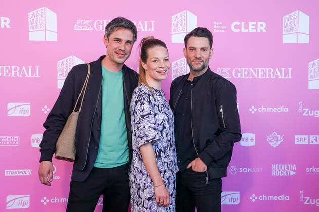 25 05 2022, Zug, Bossard Arena, Swiss Music Awards, swiss singer and songwriter Anna Rossinelli and her band collegues Georg Dillier left and Manuel Meisel, who perform under the band name Anna Rossinelli on the red carpet Zug Bossard Arena Zug Switzerland  Copyright: xJustPictures.ch DanielaxPorcellix