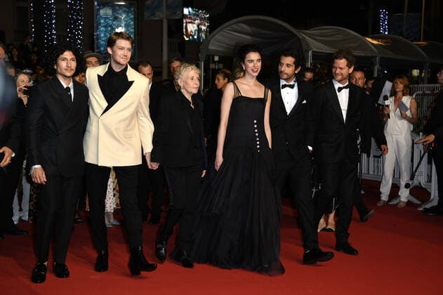 75th Cannes Film Festival 2022, Red Carpet Stars At Noon. Pictured Joe Alwyn, Margaret Qualley, Claire Denis, Nick Romano  Copyright: xSimonexComix xipa-agency.netx xVeneziax2020x