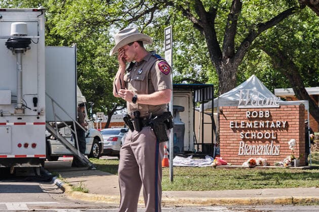 News Themen der Woche KW21 News Bilder des Tages May 25, 2022, Uvalde, Texas, USA: A police officer wipes his face as local authorities secure Robb Elementary School in Uvalde, following a mass shooting that claimed the lives of 19 children and two adults. Flowers were brought to the school as a memorial for the victims of the May 24 shooting. Uvalde USA - ZUMAe130 20220525_znp_e130_031 Copyright: xCarlosxEscalonax