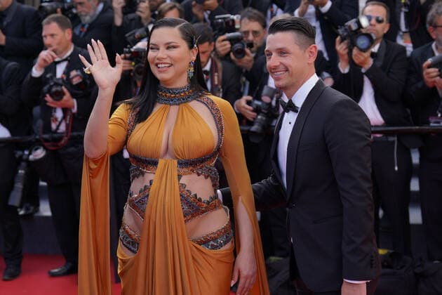 Adriana Lima - Andre Lemmers CELEBRITES : 75Ã me Festival de Cannes - Tapis rouge du film Â« Elvis Â» - 25 05 2022 NorbertScanella Panoramic 