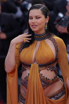 Adriana Lima CELEBRITES : 75Ã me Festival de Cannes - Tapis rouge du film Â« Elvis Â» - 25 05 2022 NorbertScanella Panoramic 