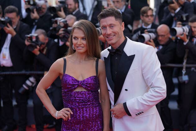 Anna Lewandowska - Robert Lewandowski CELEBRITES : 75Ã me Festival de Cannes - Tapis rouge du film Â« Elvis Â» - 25 05 2022 NorbertScanella Panoramic 