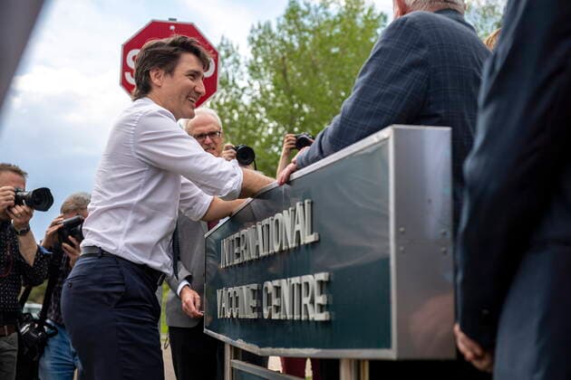May 25, 2022, Saskatoon, SK, CAN: Prime Minister Justin Trudeau speaks with researchers from the Vaccine and Infectious Disease Organization (VIDO) at the University of Saskatchewan during a media event in Saskatoon, Wednesday, May 25, 2022. Saskatoon CAN  - ZUMAc35_ 20220525_zaf_c35_095 Copyright: xLiamxRichardsx