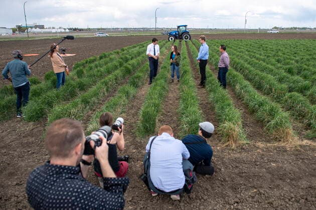 May 25, 2022, Saskatoon, SK, CAN: Prime Minister Justin Trudeau speaks with students from the University of Saskatchewan College of Agriculture and Bioresources during a media event in Saskatoon, Wednesday, May 25, 2022. Saskatoon CAN  - ZUMAc35_ 20220525_zaf_c35_094 Copyright: xLiamxRichardsx