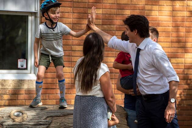 May 25, 2022, Saskatoon, SK, CAN: Prime Minister Justin Trudeau high fives a child during a media event at a daycare in Queen Elizabeth School Childcare Centre in Saskatoon, Wednesday, May 25, 2022. Saskatoon CAN  - ZUMAc35_ 20220525_zaf_c35_100 Copyright: xLiamxRichardsx