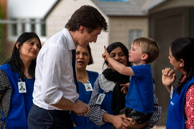 May 25, 2022, Saskatoon, SK, CAN: Prime Minister Justin Trudeau speaks to a child during a media event at a daycare in Queen Elizabeth School Childcare Centre in Saskatoon, Wednesday, May 25, 2022. Saskatoon CAN  - ZUMAc35_ 20220525_zaf_c35_101 Copyright: xLiamxRichardsx