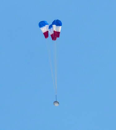 May 25, 2022, Las Cruces, New Mexico, USA: Boeing™s CST-100 Starliner spacecraft opens it™s main parachutes as it lands at White Sands Missile Range™s Space Harbor, Wednesday, May 25, 2022, in New Mexico. Boeing™s Orbital Flight Test-2 (OFT-2) is Starliner™s second uncrewed flight test to the International Space Station as part of NASA s Commercial Crew Program. OFT-2 serves as an end-to-end test of the system s capabilities. .Mandatory Credit: Bill Ingalls NASA via CNP Las Cruces USA - ZUMAs152 20220525_zaa_s152_153 Copyright: xBillxIngallsx-xNASAxviaxCNPx