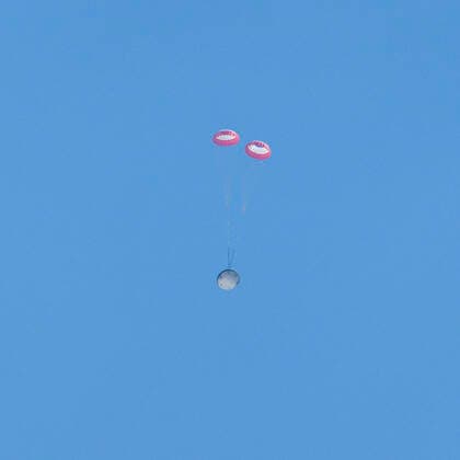May 25, 2022, Las Cruces, New Mexico, USA: Boeing™s CST-100 Starliner spacecraft is seen under drogue parachutes as it lands at White Sands Missile Range™s Space Harbor, Wednesday, May 25, 2022, in New Mexico. Boeing™s Orbital Flight Test-2 (OFT-2) is Starliner™s second uncrewed flight test to the International Space Station as part of NASA s Commercial Crew Program. OFT-2 serves as an end-to-end test of the system s capabilities. .Mandatory Credit: Bill Ingalls NASA via CNP Las Cruces USA - ZUMAs152 20220525_zaa_s152_155 Copyright: xBillxIngallsx-xNASAxviaxCNPx