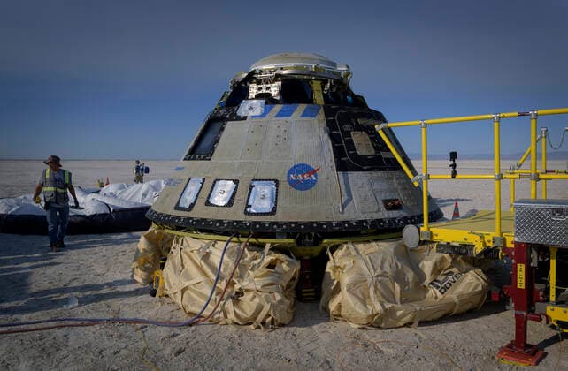 May 25, 2022, Las Cruces, New Mexico, USA: Boeing and NASA teams work around Boeing™s CST-100 Starliner spacecraft after it landed at White Sands Missile Range™s Space Harbor, Wednesday, May 25, 2022, in New Mexico. Boeing™s Orbital Flight Test-2 (OFT-2) is Starliner™s second uncrewed flight test to the International Space Station as part of NASA s Commercial Crew Program. OFT-2 serves as an end-to-end test of the system s capabilities. .Mandatory Credit: Bill Ingalls NASA via CNP Las Cruces USA - ZUMAs152 20220525_zaa_s152_156 Copyright: xBillxIngallsx-xNASAxviaxCNPx