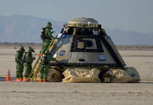 May 25, 2022, Las Cruces, New Mexico, USA: Boeing and NASA teams work around BoeingÃ¢â‚¬â ¢s CST-100 Starliner spacecraft after it landed at White Sands Missile RangeÃ¢â‚¬â ¢s Space Harbor, Wednesday, May 25, 2022, in New Mexico. BoeingÃ¢â‚¬â ¢s Orbital Flight Test-2 (OFT-2) is StarlinerÃ¢â‚¬â ¢s second uncrewed flight test to the International Space Station as part of NASA s Commercial Crew Program. OFT-2 serves as an end-to-end test of the system s capabilities. .Mandatory Credit: Bill Ingalls NASA via CNP Las Cruces USA - ZUMAs152 20220525_zaa_s152_157 Copyright: xBillxIngallsx-xNASAxviaxCNPx