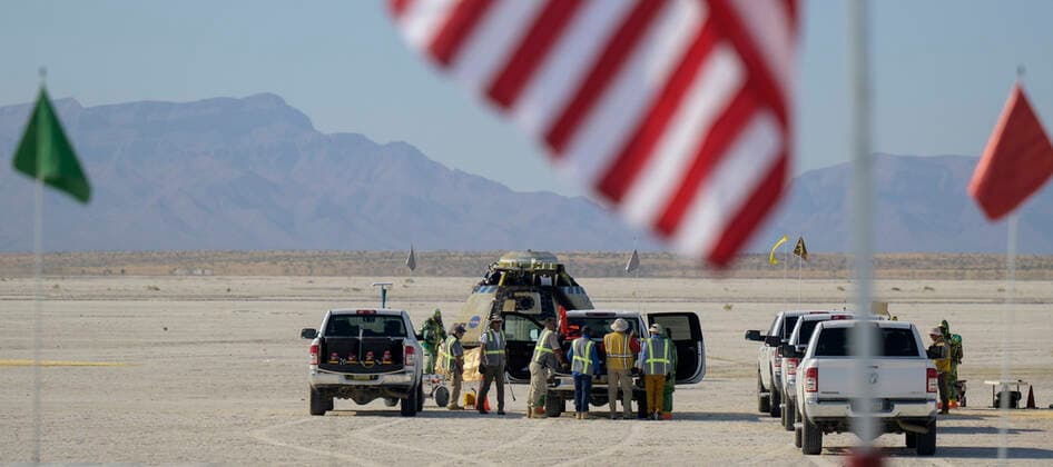 May 25, 2022, Las Cruces, New Mexico, USA: Boeing and NASA teams work around Boeing™s CST-100 Starliner spacecraft after it landed at White Sands Missile Range™s Space Harbor, Wednesday, May 25, 2022, in New Mexico. Boeing™s Orbital Flight Test-2 (OFT-2) is Starliner™s second uncrewed flight test to the International Space Station as part of NASA s Commercial Crew Program. OFT-2 serves as an end-to-end test of the system s capabilities. .Mandatory Credit: Bill Ingalls NASA via CNP Las Cruces USA - ZUMAs152 20220525_zaa_s152_158 Copyright: xBillxIngallsx-xNASAxviaxCNPx